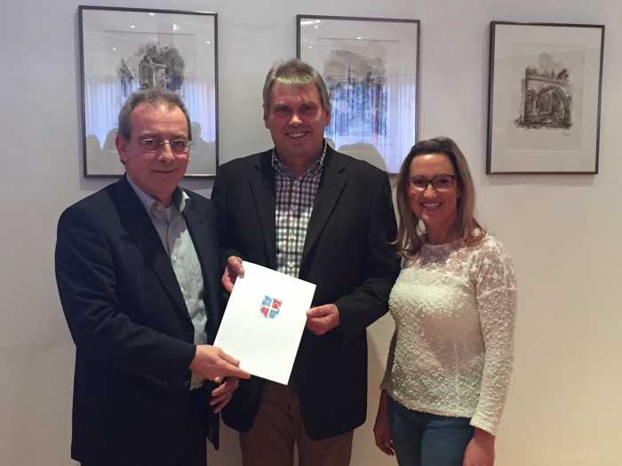 Bürgermeister Olaf Gouasé, Josef Geiger, Personalratsvorsitzende Stefanie Schott