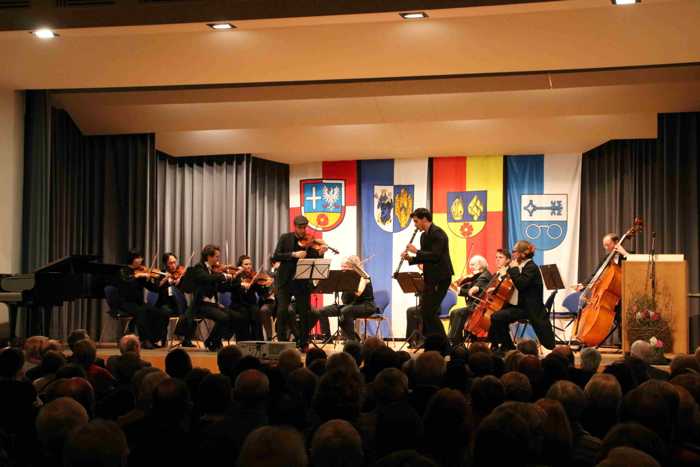 Begeisterten beim Neujahrsempfang 2019: das Kurpfälzische Kammerorchester unter der Leitung von Sebastian Lastein mit dem Solisten Marco Santini. Foto: Verbandsgemeinde Dannstadt-Schauernheim