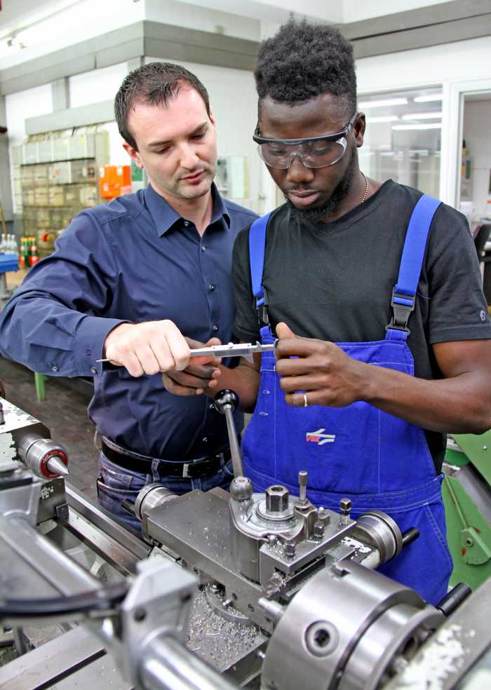 Erfolgreicher Start ins Berufsleben durch eine gute Ausbildung: Die Verkehrsbetriebe Karlsruhe bieten jungen Menschen vielfältige Karrieremöglichkeiten. Am 19. Januar informieren die VBK auf der Messe „Einstieg Beruf“ die Besucher an ihrem Stand über elf Ausbildungsberufe und zwei Duale Studiengänge (Foto: VBK)