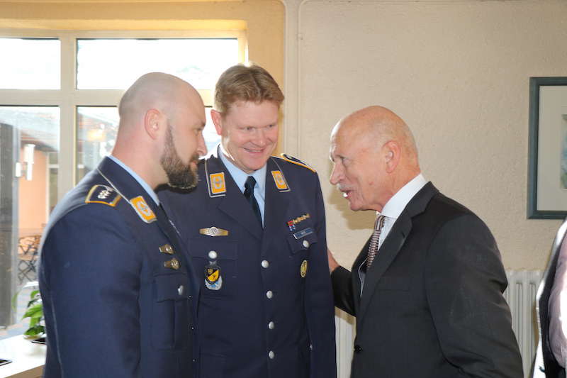 Begrüßung Generalleutnant a.D. Wolfgang Born (r.) (Foto: Bundeswehr/Wiedemann)