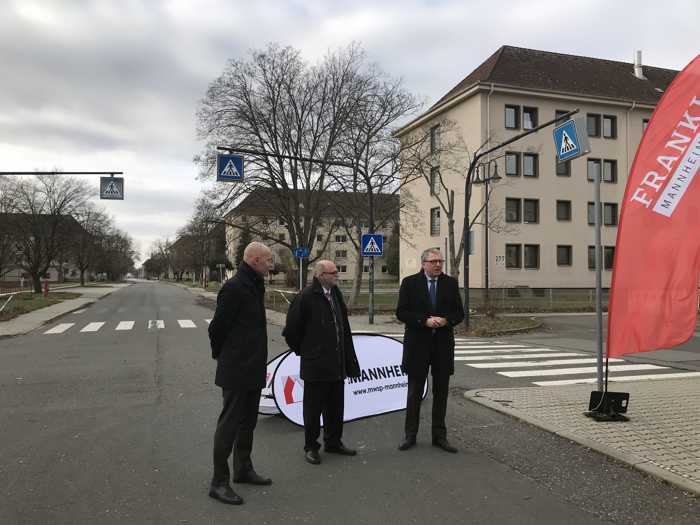 Symbolische Übergabe von Columbus mit Michael Scharf (Projektleiter BImA), Oberbürgermeister Dr. Peter Kurz & Achim Judt (Geschäftsführer MWSP) (v.l.n.r.)