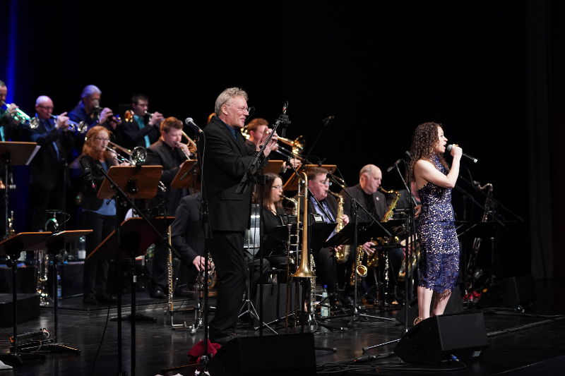 Neustadt Jazz an Neujahr Blue note BIG BAND Stephanie Laura Harrison Jens Wendelboe (Foto: Holger Knecht)