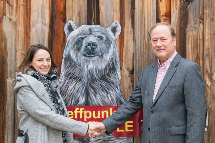 Foto: Uwe Merkel Von links: Miriam Raab (Zooschule Heidelberg), Dr. Karl F. Glenz (MARWIN e.V.)