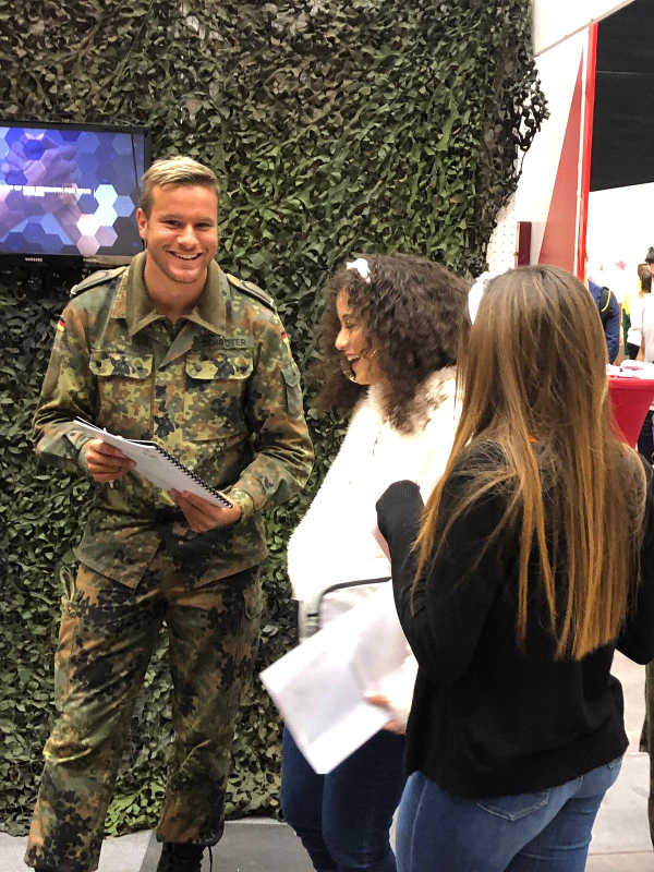 Verkaufsgespräch am Messestand mit interessierten Besucherinnen (Foto: Luftwaffenausbildungsbataillon)