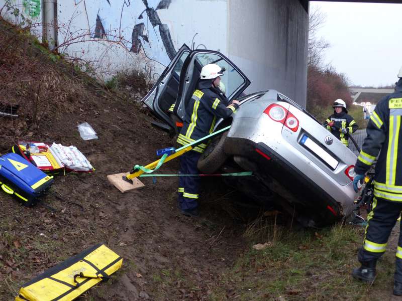 Stabilisierung des Unfallfahrzeuges mit Hilfe des Stab-Fast Systems. (Foto: Feuerwehr Neustadt)