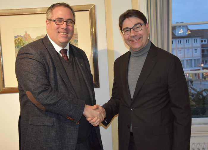 Oberbürgermeister Thomas Hirsch (r.) empfing den Speyerer Generalvikar Andreas Sturm (l.) jetzt zum Austausch im Landauer Rathaus. (Quelle: Stadt Landau in der Pfalz)