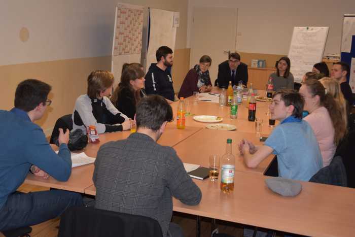 Oberbürgermeister und Jugenddezernent Thomas Hirsch nahm am jüngsten Treffen der Landauer Jugendbeteiligung teil und sprach gemeinsam mit den Jugendlichen über aktuelle stadtpolitische Themen. (Quelle: Stadt Landau in der Pfalz)