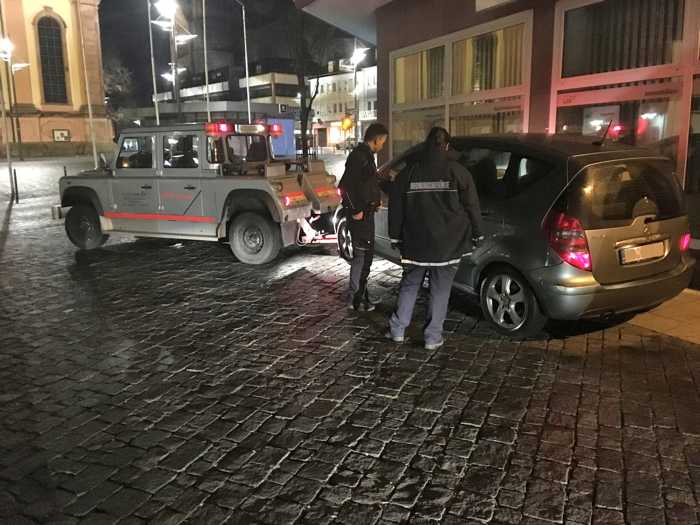 Foto: 98 Verwarnungen und die Sicherstellung eines zur Fahndung ausgeschriebenen Pkw waren die Bilanz des abendlichen Kontrolleinsatzes der Ordnungsbehörde gegen die Wildparkerei in der Wormser City. Foto: Stadt Worms