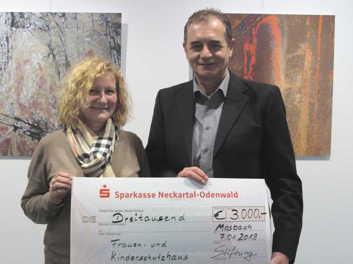 Stiftungsvorstand Horst Herdel übergibt Angelika Bronner-Blatz einen Scheck ber 3.000 Euro für den Förderverein Frauen- und Kinderschutzhaus. Foto: Landratsamt
