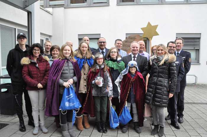 Sternsinger besuchen die Polizei