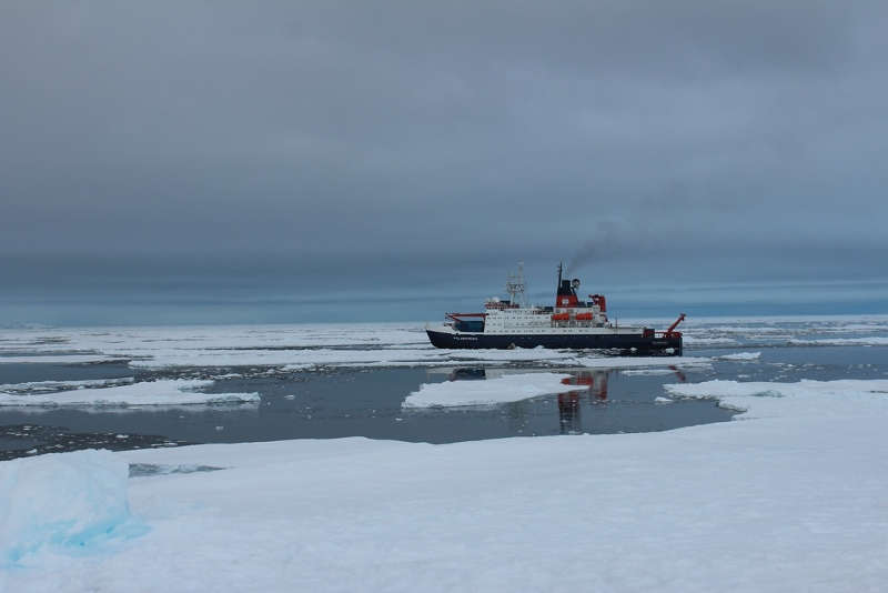 Die XXL-Weinkiste wurde per Schiff angeliefert. (Foto: Alfred-Wegener-Institut)