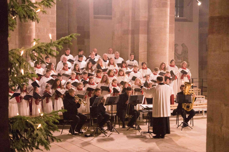 Mädchenchor, Domsingknaben, Domchor und Dombläser unter der Leitung von Domkapellmeister Markus Melchiori gestalteten den Gottesdienst musikalisch. (Foto: Bistum Speyer)