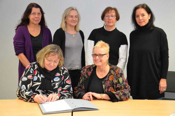 Die Schulleiterin der Albert-Schweitzer-Schule in Ingelheim, Gabriele Fichtner (vorne links), unterzeichnet mit Landrätin Dorothea Schäfer (vorne rechts) die Kooperationsvereinbarung, ebenso wie Ihre Kolleginnen Petra Breul-Graßmann, Tina Heinzinger-Bitz, Dr. Claudia Roggensack und Nina Ohlinger. Foto: Kreisverwaltung Mainz-Bingen/Dörte Gebhard