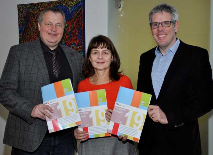 Gelungener Zusammenschluss: Landrat Christian Engelhardt (rechts) mit Bensheims Bürgermeister Rolf Richter und der Leiterin der Bergsträßer Kreisvolkshochschule, Iris Hoch. Quelle: Landratsamt