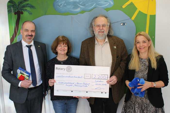Gemäß dem Rotary-Motto „Helfen, wo es nötig“ ist, unterstützten Präsident Thorsten Hans (ganz links) und apl. Prof. Dr. Anja Ohmer, Leiterin des ZKW (ganz rechts), den örtlichen Kinderschutzbund, vertreten durch Diplom-Pädagogin Christine Heeger-Roos und Geschäftsführer Heinrich Braun (Copyright: DKSB).
