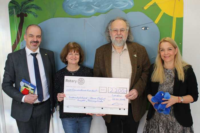 Gemäß dem Rotary-Motto „Helfen, wo es nötig“ ist, unterstützten Präsident Thorsten Hans (ganz links) und apl. Prof. Dr. Anja Ohmer, Leiterin des ZKW (ganz rechts), den örtlichen Kinderschutzbund, vertreten durch Diplom-Pädagogin Christine Heeger-Roos und Geschäftsführer Heinrich Braun (Copyright: DKSB).