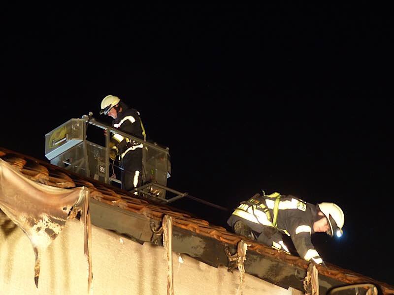 Kontrolle des Dachstuhls (Foto: Feuerwehr Neustadt)