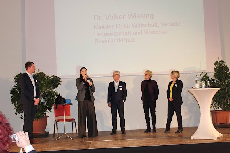 Die Vorstellungsrunde der Organisatoren. v.l.: Tim Wiedemann (BDS), Tanja B. Hammer (BNI), Lothar Schmidt (Just), Liliana Gatterer (BDS). (Foto: BDS)