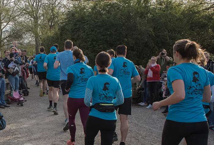 Gute Stimmung beim Affenlauf 2018: Die Fans feuern die Läufer an. (Foto: Susi Fischer/Zoo Heidelberg)