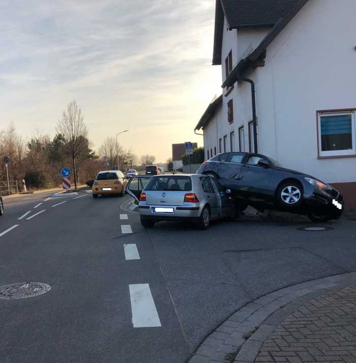 Verkehrsunfall mit hoeherem Sachschaden