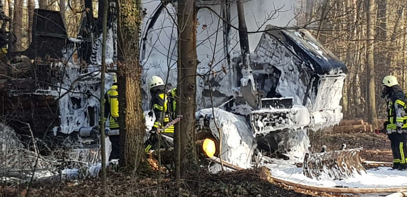 Mit ca. 2000 Liter Wasser und Mittelschaum würde das Fahrzeug abgelöscht. (Foto: Feuerwehr Haßloch)