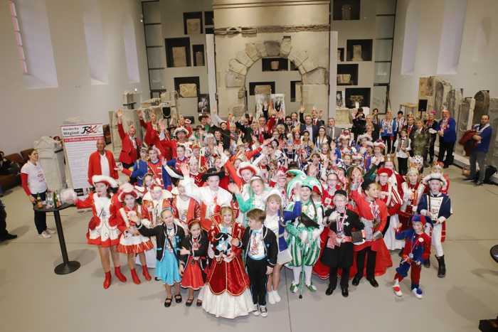 Ein sehr farbenfrohes Bild ergab sich beim „Zweiten Kinderprinzentreffen“ im Landtag in der Lobby der Steinhalle des Landesmuseums, in der normalerweise politische Gespräche oder Interviews am Rande der Plenardebatten stattfinden. Bildnachweis: Landtag Rheinland-Pfalz