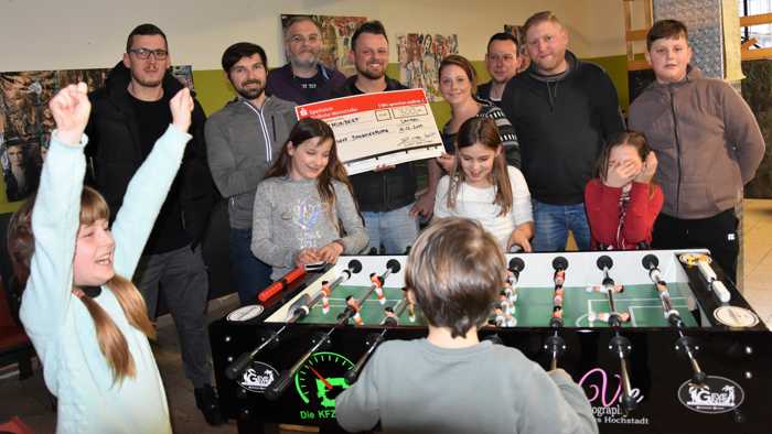 Große Freude beim Jugendtreff Horst: Dank der Horstklause und mehrerer Firmen aus der Region darf sich die Einrichtung über einen neuen Tischkicker und 300 Euro freuen. (Quelle: Stadt Landau in der Pfalz)