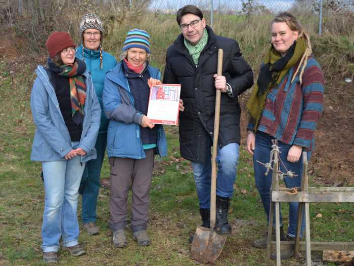 Vor-Ort-Termin in der Eutzinger Straße: Oberbürgermeister Thomas Hirsch überreichte eine Spende aus Mitteln der Sparkassenstiftung an Dagmar Flörchinger (3.v.l.), Vorsitzende der Kinder- und Jugendfarm Landau, und deren Team. (Quelle: Stadt Landau in der Pfalz)