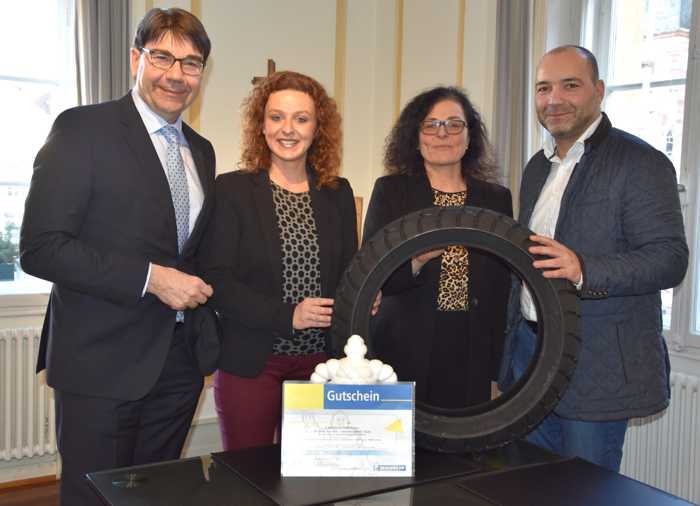 Oberbürgermeister Thomas Hirsch (l.) und Stadträtin Susanne Höhlinger (2.v.r.) überreichten den Gutschein gemeinsam mit Michelin-Standortleiterin Eva Tschan (2.v.l.) an den Jugendleiter des SV Dammheim, Miguel Cravos (r.). (Quelle: Stadt Landau in der Pfalz)