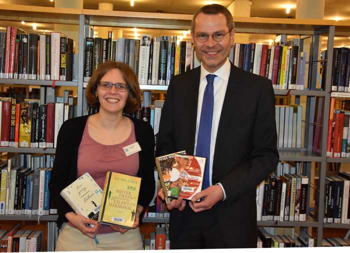 Stellten gemeinsam den Jahresbericht 2018 der Stadtbibliothek Landau vor: Bibliotheksleiterin Amelie Löhlein und Bürgermeister Dr. Maximilian Ingenthron. (Quelle: Stadt Landau in der Pfalz)  