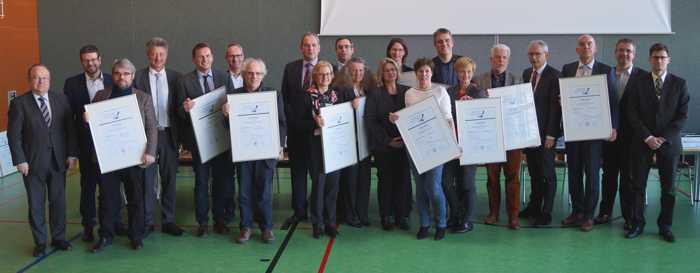 Gleich zehn Kooperationspartner auf einen Streich: Die Käthe-Kollwitz-Schule schloss Vereinbarungen mit sieben Gemeinschaftsschulen sowie drei weiteren Partnern, um die Schülerinnen und Schülern beim weiteren Bildungsweg und der Berufsorientierung noch besser unterstützen zu können, sehr zur Freude von Landrat Dr. Christoph Schnaudigel (4.v.r.) und dem Schulleiter der Käthe-Kollwitz-Schule, Hans-Peter Kußmann (3.v.r.).