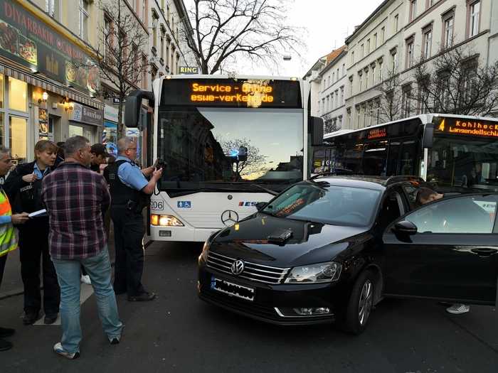 Unfall: Linienbus mit Pkw © Feuerwehr Wiesbaden