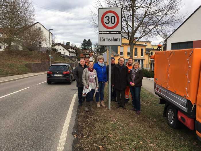 Im Bereich der Bockstalstraße in Pfinztal-Kleinsteinbach gilt nun rund um die Uhr Tempo 30. Bürgermeisterin Nicola Bodner (3.v.l.), Ortsvorsteherin Barbara Schaier (4.v.l.) und Erster Landesbeamter Knut Bühler (3.v.r.) geben die Schilder frei.