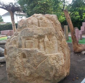 Der sechs Tonnen schwere Sandsteinfindling mit einem eingearbeiteten Relief der Deutschen Weinstraße (Foto:  Tourist Service GmbH Deidesheim)