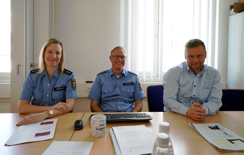 v.l.: Katja Weickert (Leiterin PI Neustadt), Helmut Landwich (stellv. Leiter PI Neustadt) und Andreas Heintz (Leiter Kriminalinspektion) (Foto: Reinhard Schnell)