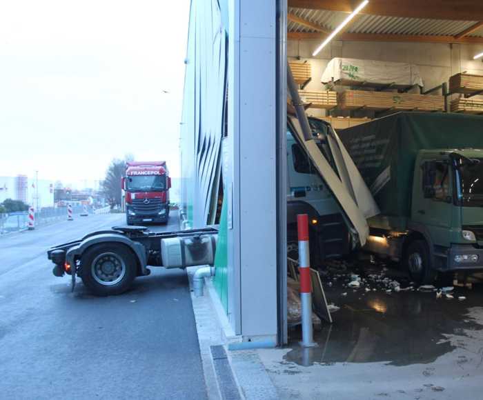 Mit LKW in Lagerhalle gefahren