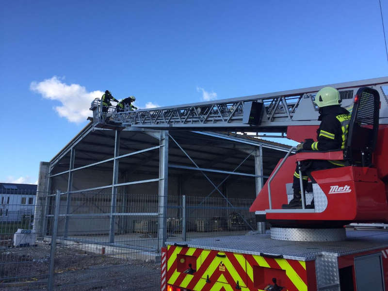 Sicherungsmaßnahmen an einer im Bau befindlichen Halle (Foto: Feuerwehr Haßloch)