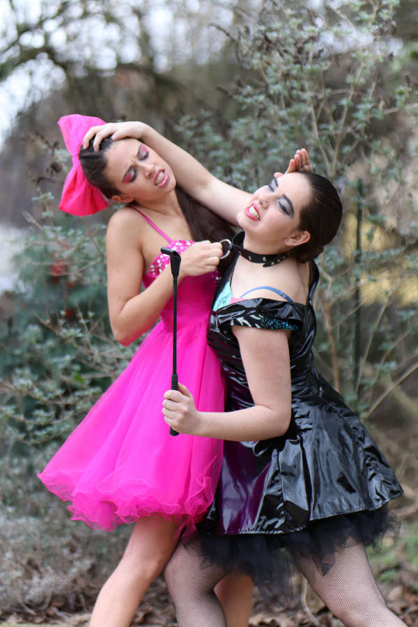 Hermia und Rivalin Helena kämpfen darum, wer die Herzdame der Jungs sein darf (Foto: Janek Graß)