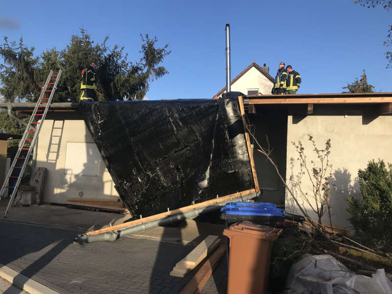 Gelöste Dachpappe Im Schilling (Foto;: Feuerwehr Neustadt)