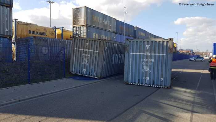 Leere Seecontainer wurden auf die Straßen geweht © Feuerwehr Rhein-Pfalz-Kreis