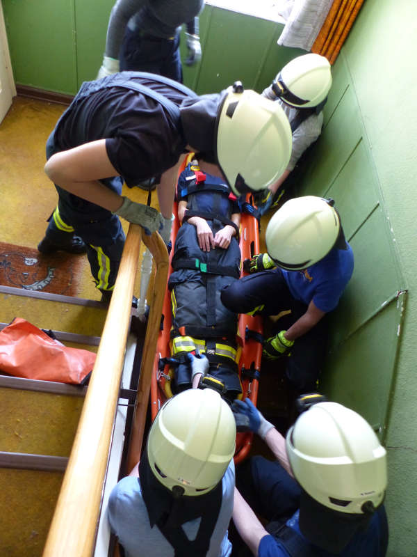 Personenrettung mit Spineboard und Schleifkorbtrage aus einem Treppenhaus (Foto: Feuerwehr Neustadt)
