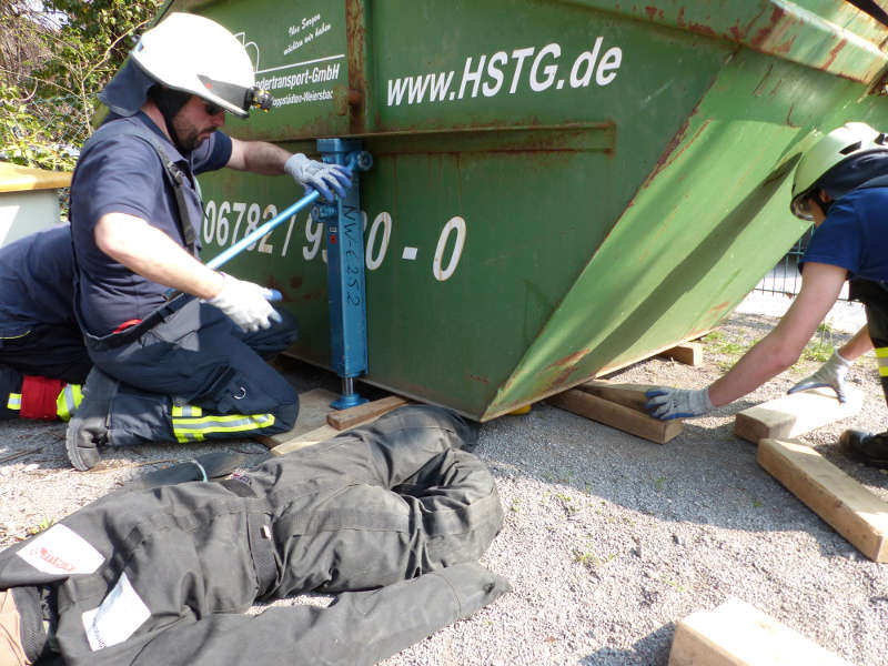 Befreiung einer eingeklemmten Person (Dummy) mit Büffelheber unter einem Muldencontainer (Foto: Feuerwehr Neustadt)