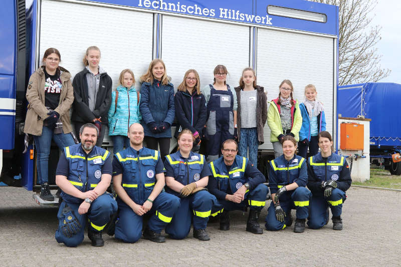 Gruppenfoto mit THW-Helfern (Foto: THW Speyer)