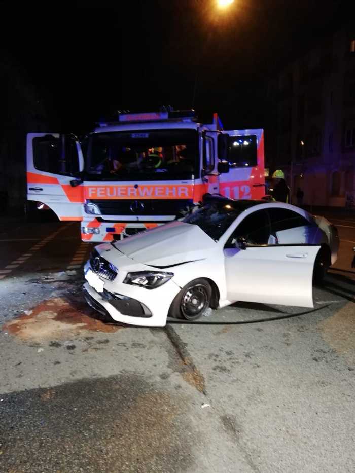 Unfall von Löschfahrzeug und Pkw © Feuerwehr Frankfurt am Main