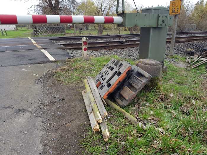 Zug überrollt Jägerzaun und Absperrmaterial