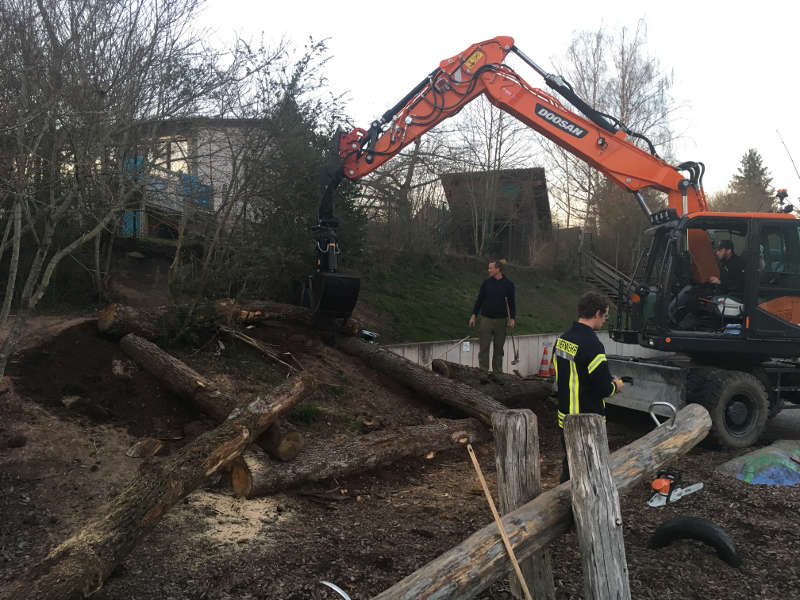 Arbeitseinsatz am naturnahen Spielplatz in Esthal