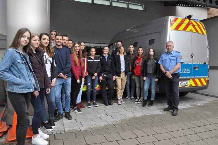 Die Praktis im Innenhof des Polizeipräsidiums Westpfalz