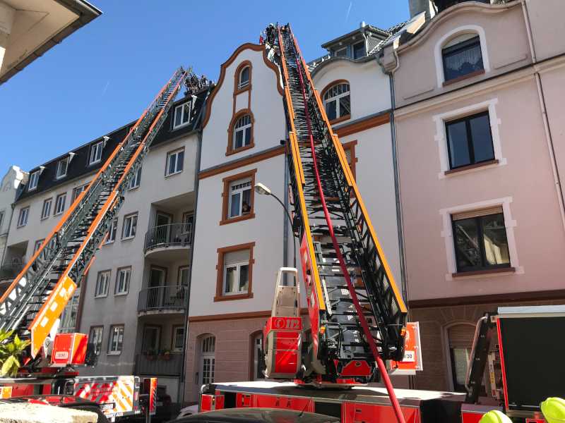 Feuer im Dachgeschoss eines Mehrfamilienhauses in Höchst-2 © Feuerwehr Frankfurt