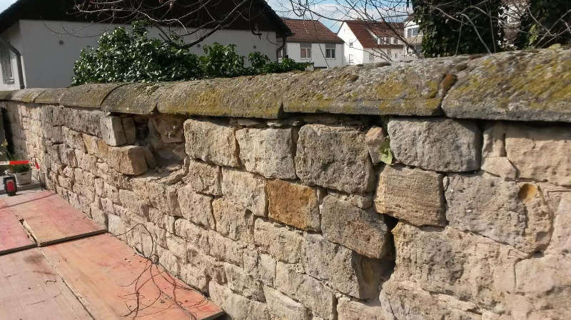 Der Zustand der Mauer vorher (Foto: Gemeindeverwaltung Haßloch)