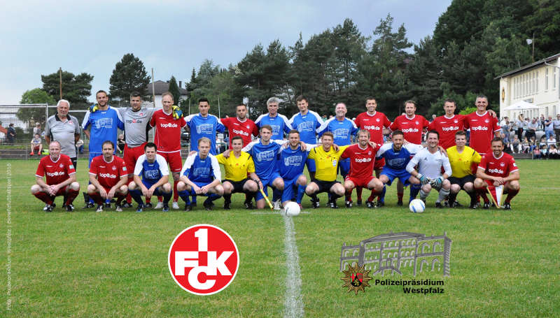 Die Mannschaften der Polizei und des FCK beim Benefizfußballspiel 2018 (Foto: Polizeipräsidium Westpfalz)